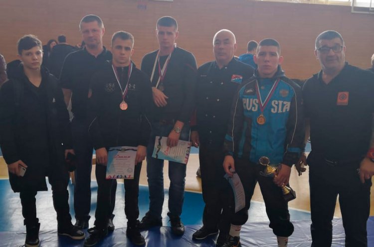 Юниоры из Приморья завоевали три медали на первенстве ДФО по греко-римской борьбе