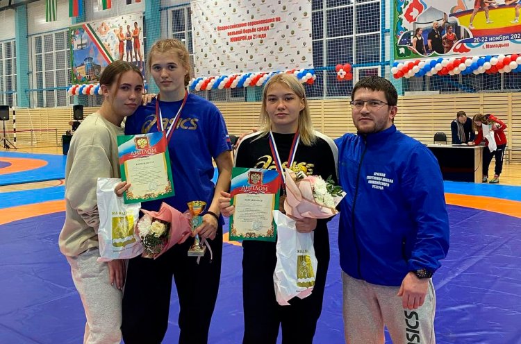 Приморские спортсменки завоевали шесть медалей всероссийских соревнований по борьбе