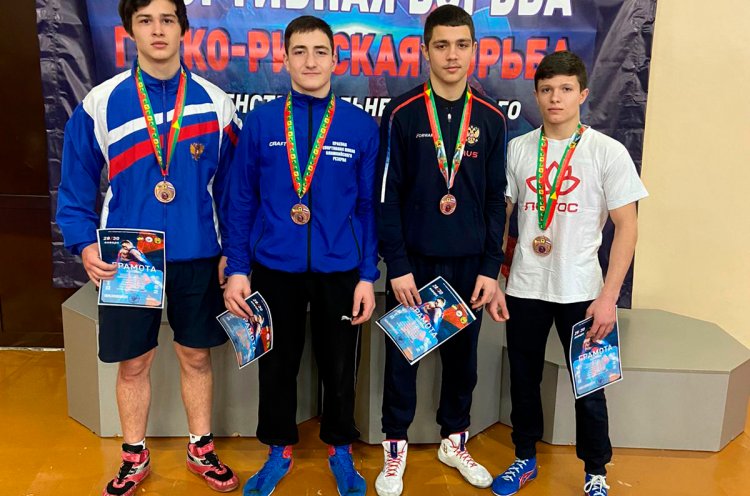 Шесть медалей завоевали борцы КСШОР на первенстве ДФО