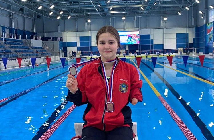 Приморская спортсменка вернулась с двумя медалями чемпионата России по плаванию среди лиц с ПОДА