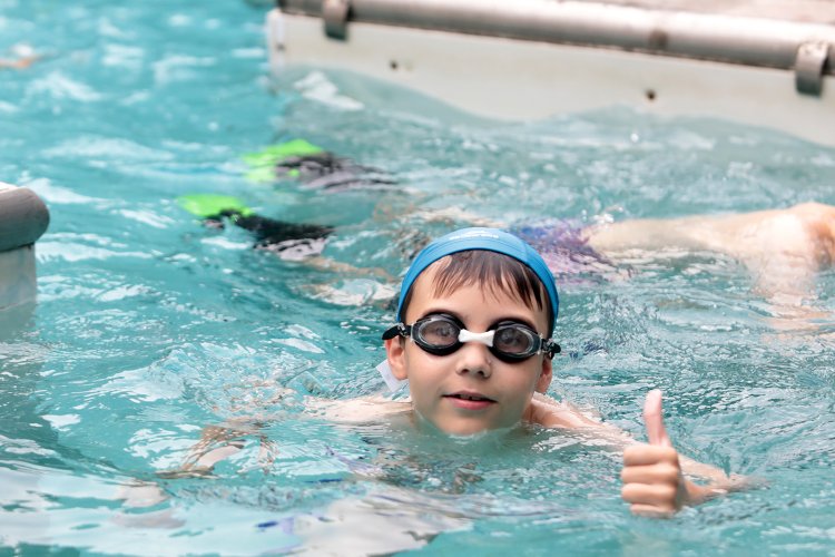 Почти 700 детей в Приморье бесплатно научились плавать